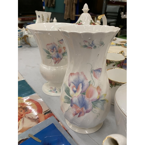 128 - A QUANTITY OF COLLECTABLE CERAMICS TO INCLUDE A ROYAL ALBERT OLD COUNTRY ROSES COFFEEPOT AND MUGS, A... 