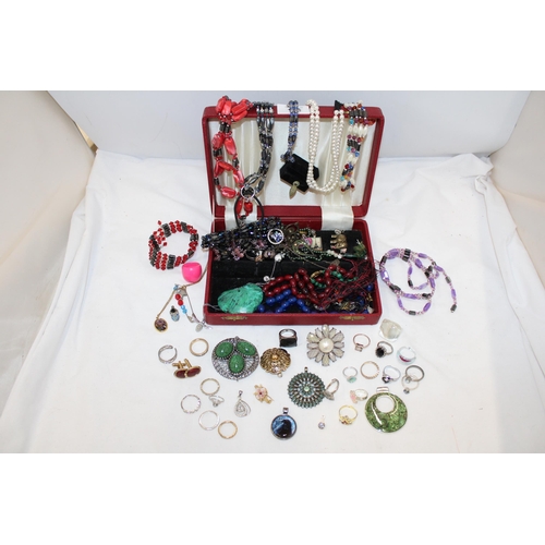 133 - A BOX CONTAINING VINTAGE COSTUME JEWELLERY TO INCLUDE BROOCHES, RINGS, NECKLACES, ETC.,