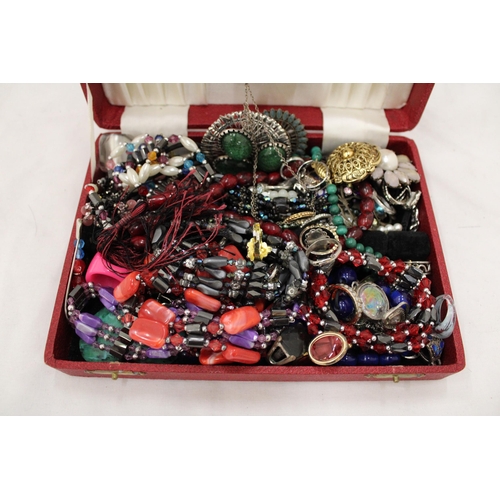 133 - A BOX CONTAINING VINTAGE COSTUME JEWELLERY TO INCLUDE BROOCHES, RINGS, NECKLACES, ETC.,