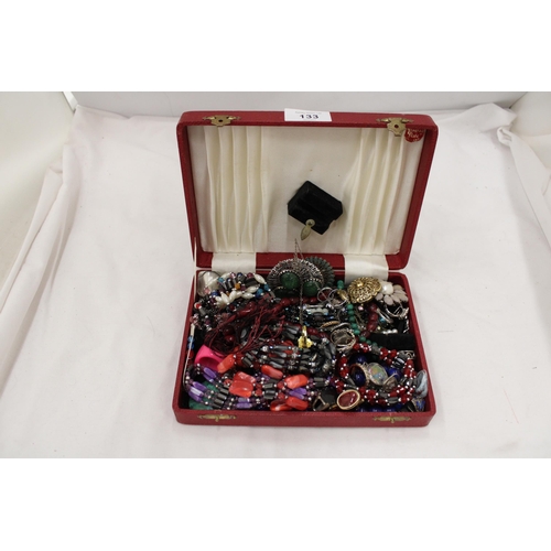 133 - A BOX CONTAINING VINTAGE COSTUME JEWELLERY TO INCLUDE BROOCHES, RINGS, NECKLACES, ETC.,