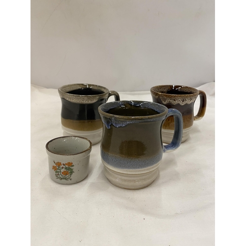 140 - A QUANTITY OF POTTERY TO INCLUDE DRIP GLAZE STUDIO POTTERY MUGS, LARGE TWIN HANDLED GLAZED CRACKLE V... 