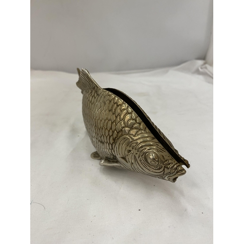 149 - A VINTAGE BRASS FISH SHAPED NAPKIN HOLDER