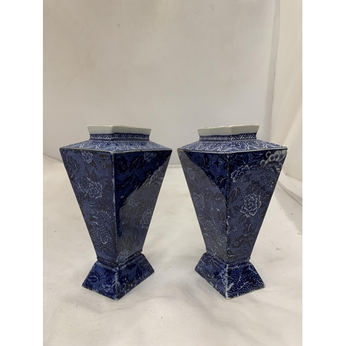 170 - A PAIR OF EARLY 20TH CENTURY, SHELLEY, 'BLUE DRAGON' VASES, HEIGHT 15CM