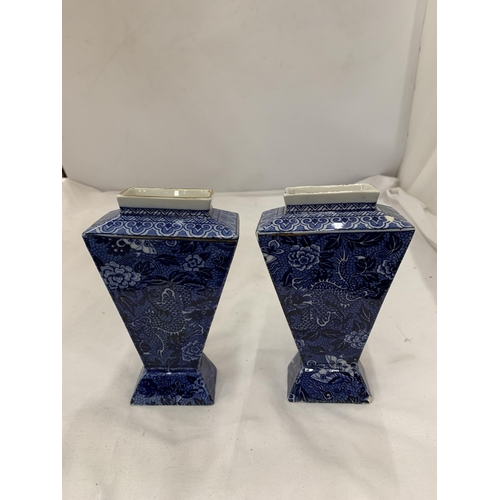 170 - A PAIR OF EARLY 20TH CENTURY, SHELLEY, 'BLUE DRAGON' VASES, HEIGHT 15CM