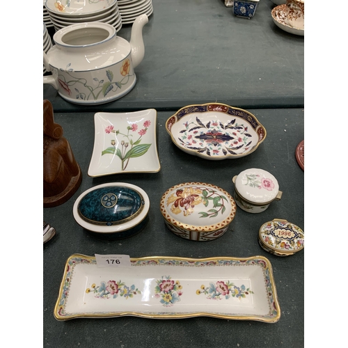 176 - A QUANTITY OF TRINKET BOXES AND TRAYS TO INCLUDE ROYAL CROWN DERBY, MINTON, ROYAL WORCESTER, ETC