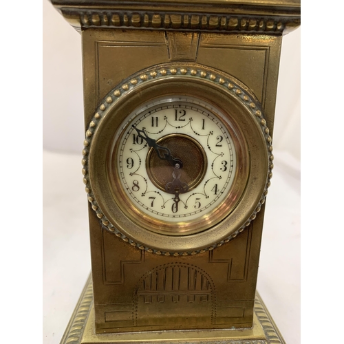 181 - A VINTAGE BRASS MANTEL CLOCK ON A MARBLE BASE, WITH FOUR SPIRES TO THE TOP. WORKING WHEN CATALOGUED ... 