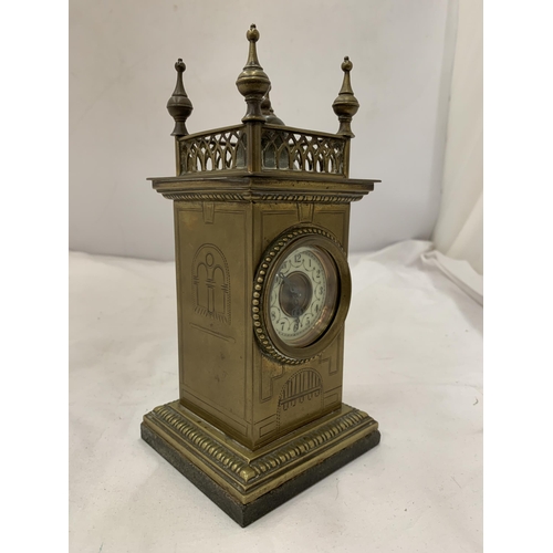 181 - A VINTAGE BRASS MANTEL CLOCK ON A MARBLE BASE, WITH FOUR SPIRES TO THE TOP. WORKING WHEN CATALOGUED ... 