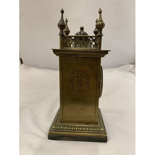 181 - A VINTAGE BRASS MANTEL CLOCK ON A MARBLE BASE, WITH FOUR SPIRES TO THE TOP. WORKING WHEN CATALOGUED ... 