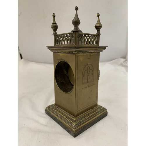 181 - A VINTAGE BRASS MANTEL CLOCK ON A MARBLE BASE, WITH FOUR SPIRES TO THE TOP. WORKING WHEN CATALOGUED ... 