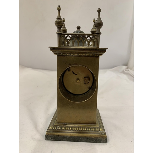 181 - A VINTAGE BRASS MANTEL CLOCK ON A MARBLE BASE, WITH FOUR SPIRES TO THE TOP. WORKING WHEN CATALOGUED ... 