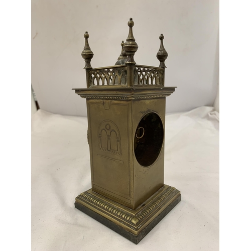 181 - A VINTAGE BRASS MANTEL CLOCK ON A MARBLE BASE, WITH FOUR SPIRES TO THE TOP. WORKING WHEN CATALOGUED ... 