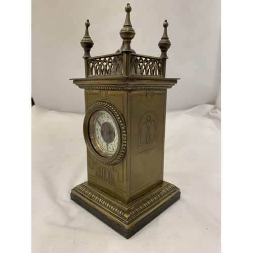 181 - A VINTAGE BRASS MANTEL CLOCK ON A MARBLE BASE, WITH FOUR SPIRES TO THE TOP. WORKING WHEN CATALOGUED ... 