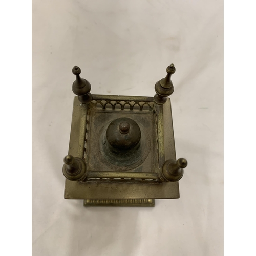 181 - A VINTAGE BRASS MANTEL CLOCK ON A MARBLE BASE, WITH FOUR SPIRES TO THE TOP. WORKING WHEN CATALOGUED ... 