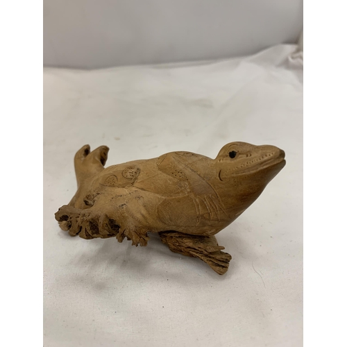 183 - A VINTAGE CARVED DRIFTWOOD WOOD FROG AND LIZARD