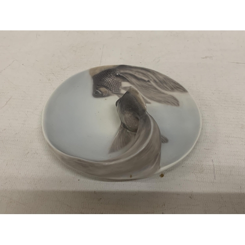 735 - A ROYAL COPENHAGEN DENMARK 3D FANTAIL/VEILTAIL GOLDFISH SCULPTURE COLLECTABLE PLATE