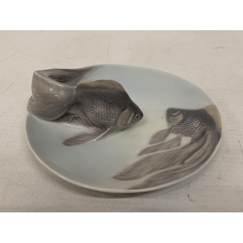 735 - A ROYAL COPENHAGEN DENMARK 3D FANTAIL/VEILTAIL GOLDFISH SCULPTURE COLLECTABLE PLATE