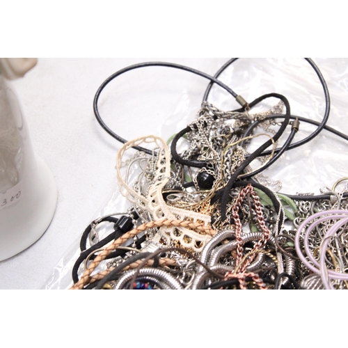 189 - A QUANTITY OF VINTAGE NECKLACES