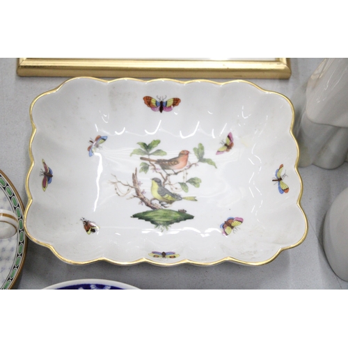 195 - A MIXED LOT TO INCLUDE AN ORIENTAL STLE EMBROIDERED PICTURE, A GILT EDGED BOWL WITH BIRD DECORATION,... 