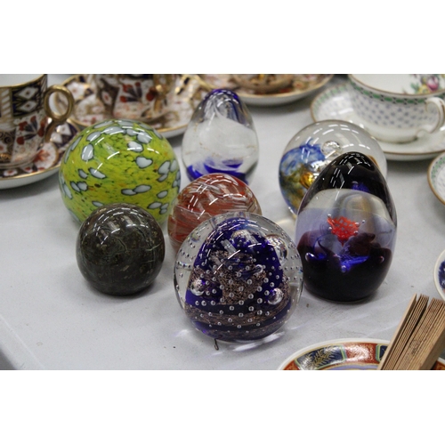 197 - A COLLECTION OF SEVEN GLASS PAPERWEIGHTS TO INCLUDE SIGNED M'DINA AND CAITHNESS