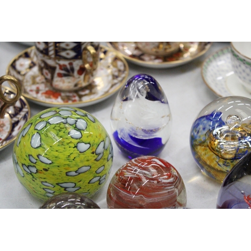 197 - A COLLECTION OF SEVEN GLASS PAPERWEIGHTS TO INCLUDE SIGNED M'DINA AND CAITHNESS