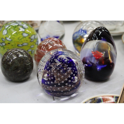 197 - A COLLECTION OF SEVEN GLASS PAPERWEIGHTS TO INCLUDE SIGNED M'DINA AND CAITHNESS