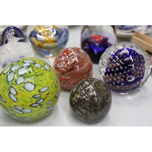 197 - A COLLECTION OF SEVEN GLASS PAPERWEIGHTS TO INCLUDE SIGNED M'DINA AND CAITHNESS