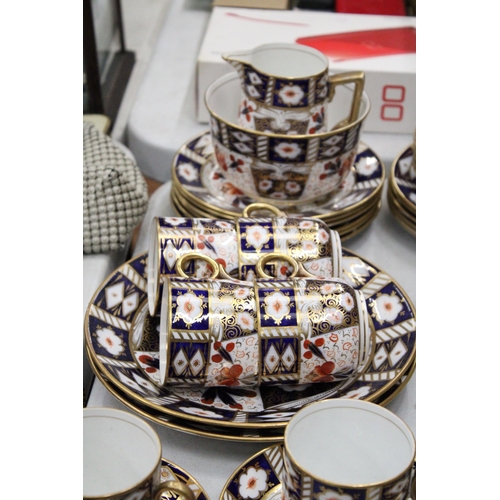 198 - A LARGE QUANTITY OF VINTAGE 'IMARI' PATTERNED TEAWARE TO INCLUDE A SUGAR BOWL, CREAM JUG, CUPS, SAUC... 