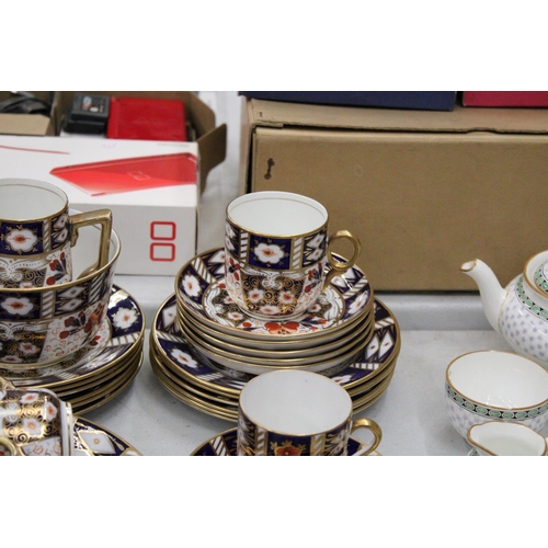 198 - A LARGE QUANTITY OF VINTAGE 'IMARI' PATTERNED TEAWARE TO INCLUDE A SUGAR BOWL, CREAM JUG, CUPS, SAUC... 