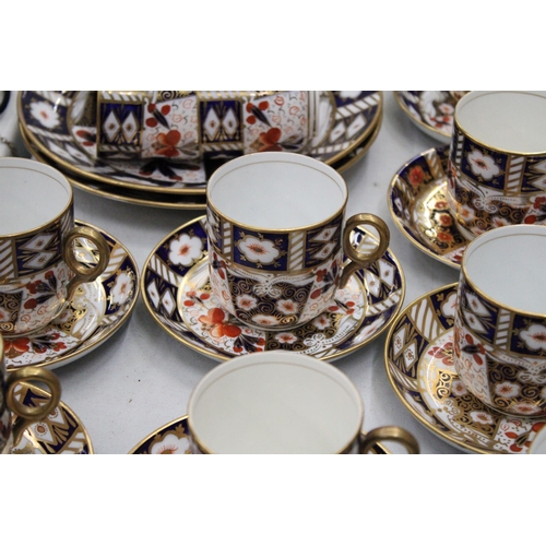 198 - A LARGE QUANTITY OF VINTAGE 'IMARI' PATTERNED TEAWARE TO INCLUDE A SUGAR BOWL, CREAM JUG, CUPS, SAUC... 