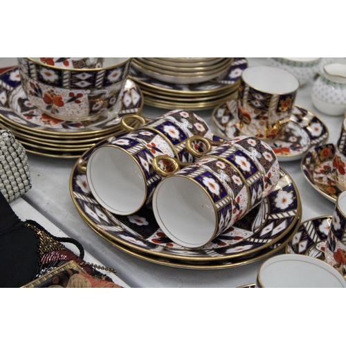 198 - A LARGE QUANTITY OF VINTAGE 'IMARI' PATTERNED TEAWARE TO INCLUDE A SUGAR BOWL, CREAM JUG, CUPS, SAUC... 