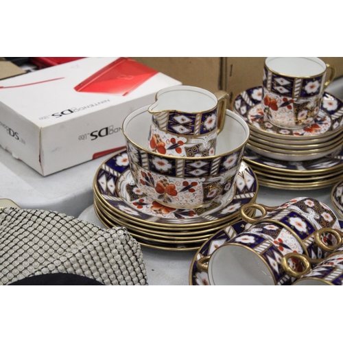 198 - A LARGE QUANTITY OF VINTAGE 'IMARI' PATTERNED TEAWARE TO INCLUDE A SUGAR BOWL, CREAM JUG, CUPS, SAUC... 