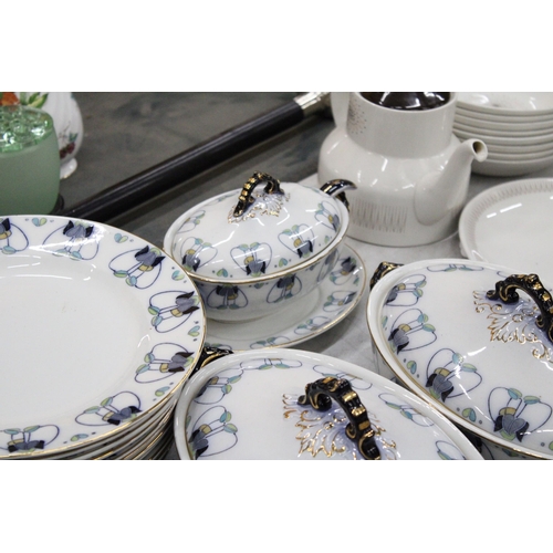 215 - A LOSOL WARE 'TULIP' PART DINNER SERVICE TO INCLUDE, VARIOUS SIZES OF PLATES, LIDDED SERVING TUREENS... 