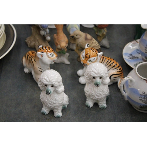 218 - A COLLECTION OF CERAMIC BIRDS AND ANIMALS, TO INCLUDE LOMONOSOV TIGERS, 1 A/F, A PAIR OF POODLES, PL... 