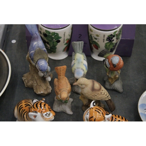 218 - A COLLECTION OF CERAMIC BIRDS AND ANIMALS, TO INCLUDE LOMONOSOV TIGERS, 1 A/F, A PAIR OF POODLES, PL... 