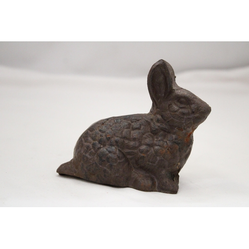 219 - A CAST IRON BUNNY DOORSTOP, HEIGHT 10CM