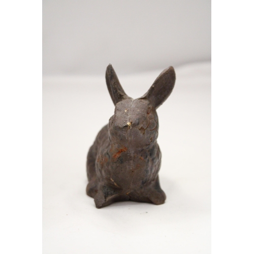 219 - A CAST IRON BUNNY DOORSTOP, HEIGHT 10CM