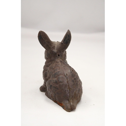 219 - A CAST IRON BUNNY DOORSTOP, HEIGHT 10CM