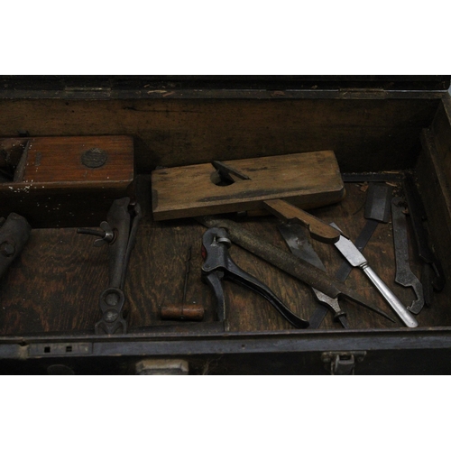 221 - A VINTAGE WOODWORKERS CHEST BEARING INITIAL'S GW WITH TOOLS BELONGING TO RENOWNED CARPENTER GORDON W... 