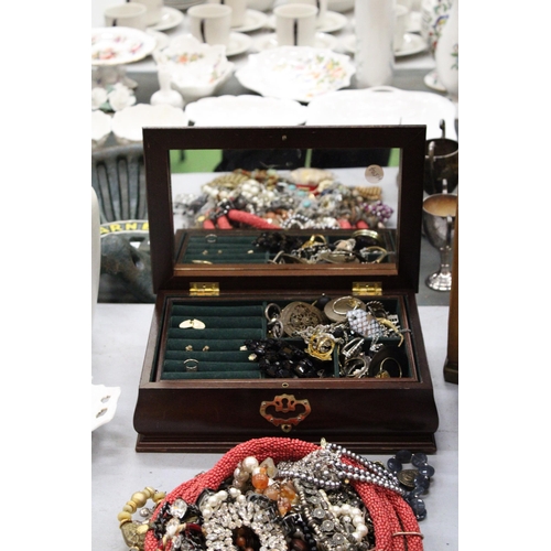 229 - A LARGE MIXED LOT OF JEWELLERY TO INCLUDE EARINGS, BROOCHES, NECKLACES ETC PLUS A JEWELLERY BOX