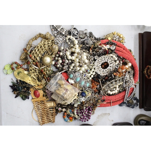 229 - A LARGE MIXED LOT OF JEWELLERY TO INCLUDE EARINGS, BROOCHES, NECKLACES ETC PLUS A JEWELLERY BOX