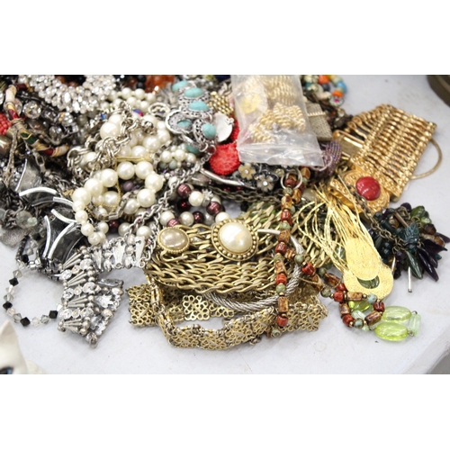 229 - A LARGE MIXED LOT OF JEWELLERY TO INCLUDE EARINGS, BROOCHES, NECKLACES ETC PLUS A JEWELLERY BOX