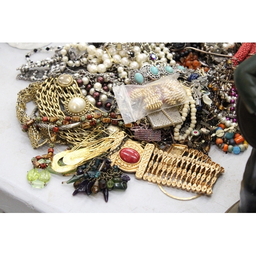 229 - A LARGE MIXED LOT OF JEWELLERY TO INCLUDE EARINGS, BROOCHES, NECKLACES ETC PLUS A JEWELLERY BOX