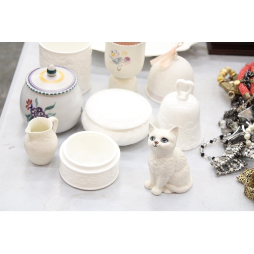 230 - A MIXED LOT OF CERAMICS TO INCLUDE A POOLE VASE, BESWICK CAT ETC