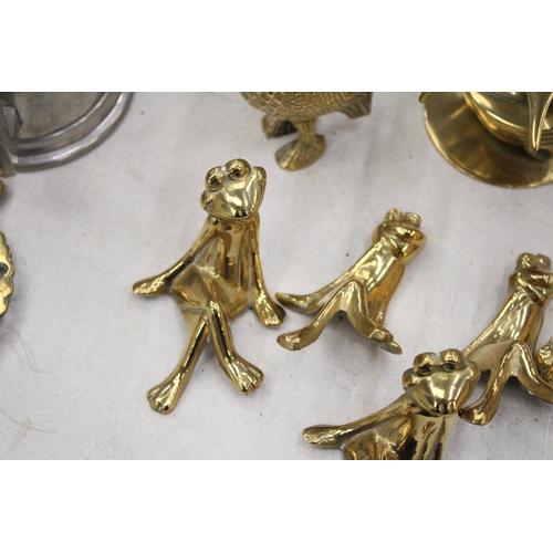 242 - A MIXED LOT OF ANIMAL ORNAMENT BRASSWARE TO INCLUDE FROGS, DUCKS AND OWL