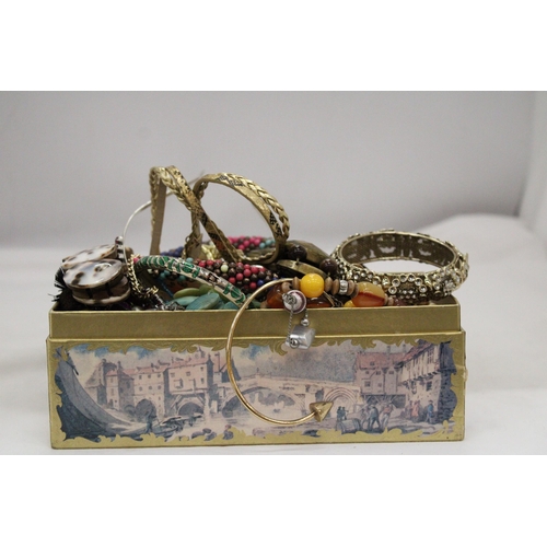 243 - A QUANTITY OF COSTUME JEWELLERY TO INCLUDE NECKLACES, EARRINGS, BANGLES, ETC, IN A DOMED BOX