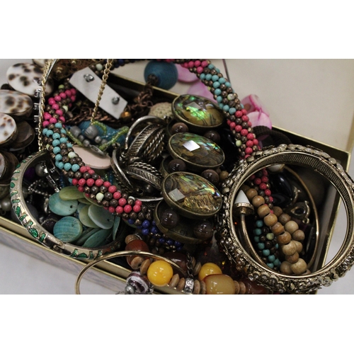 243 - A QUANTITY OF COSTUME JEWELLERY TO INCLUDE NECKLACES, EARRINGS, BANGLES, ETC, IN A DOMED BOX