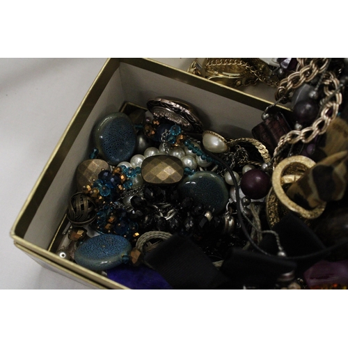 243 - A QUANTITY OF COSTUME JEWELLERY TO INCLUDE NECKLACES, EARRINGS, BANGLES, ETC, IN A DOMED BOX