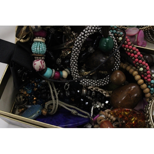 243 - A QUANTITY OF COSTUME JEWELLERY TO INCLUDE NECKLACES, EARRINGS, BANGLES, ETC, IN A DOMED BOX