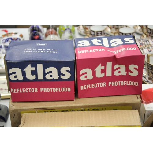 253 - A COLLECTTION OF VINTAGE PHOTOGRAPHIC EQUIPMENT TO INCLUDE TWO BOXED ATLAS REFLECTOR PHOTOFLOOD, PLU... 