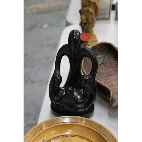 257 - A MIXED LOT TO INCLUDE A PAIR OF VINTAGE HAND DECORATED CHINESE ORIENTAL STATUES PLUS A ONYX AFRICAN... 